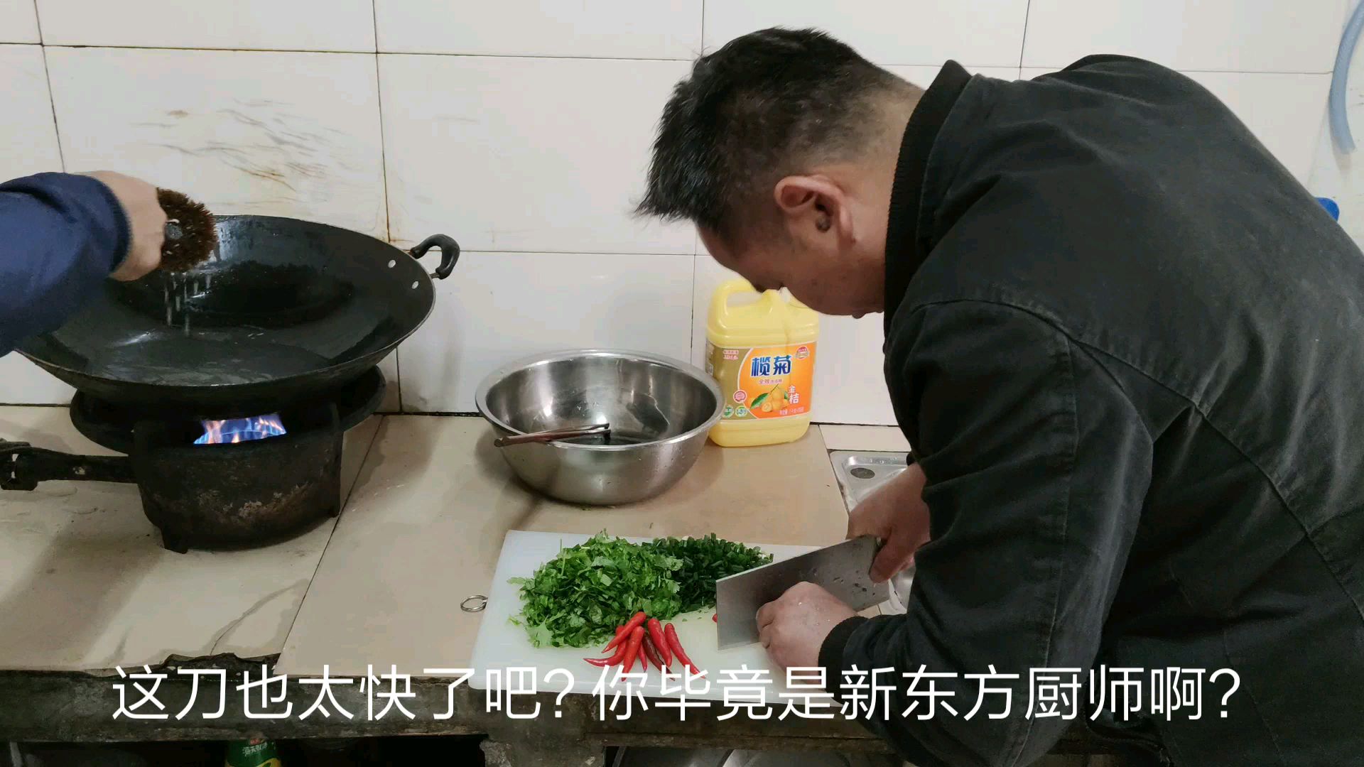 食堂大叔罢工了,中午只好临时买点鸡蛋和瘦肉给兄弟们做面条吃!哎